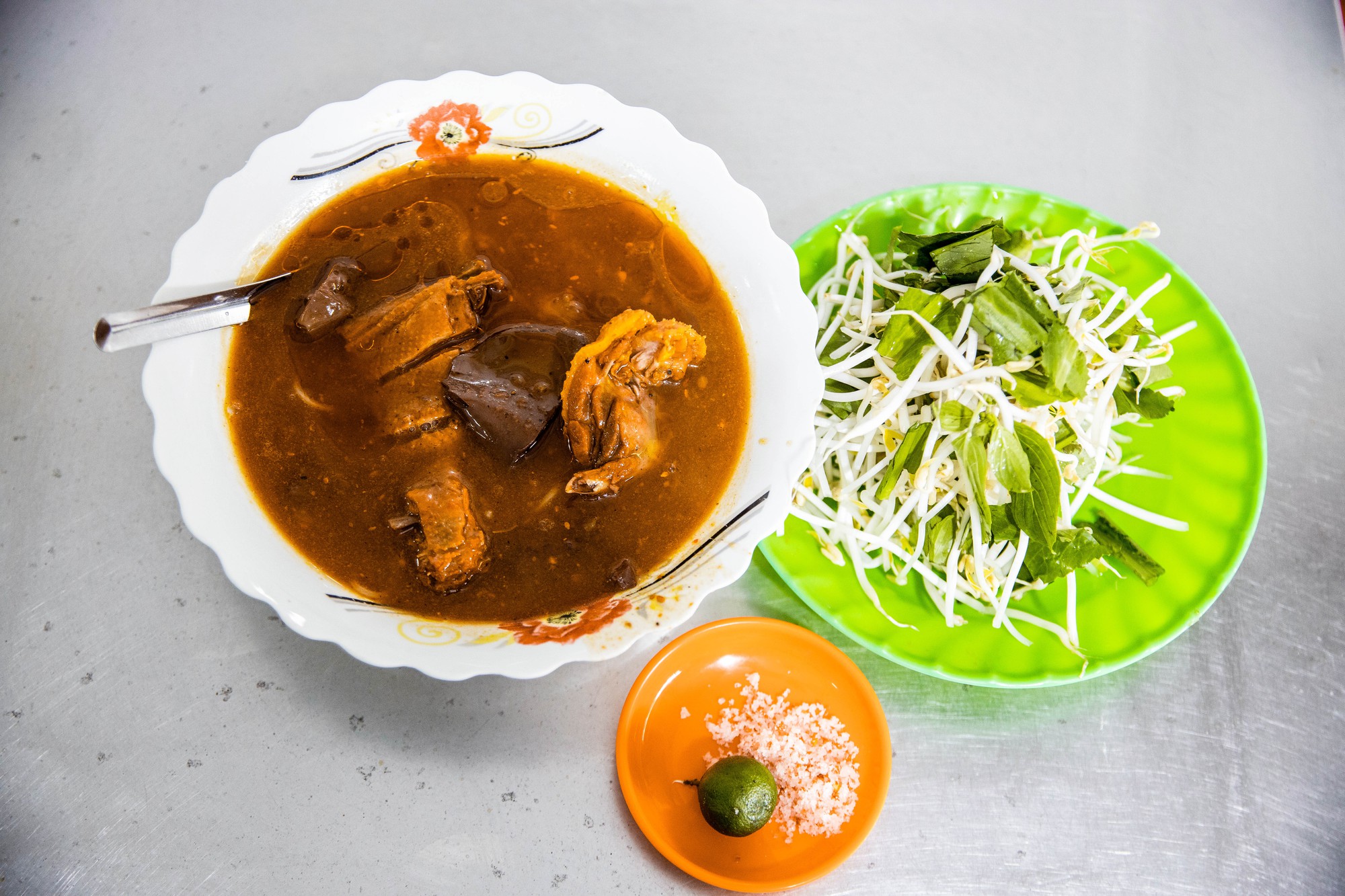 thịt vịt cà ri Bạc Liêu chấm muối ớt