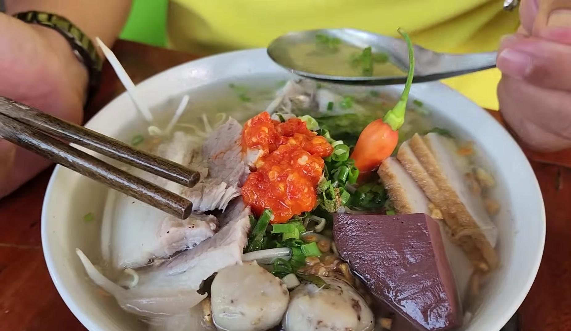 tô bánh canh cá ngân chỉ vàng đầy đủ topping