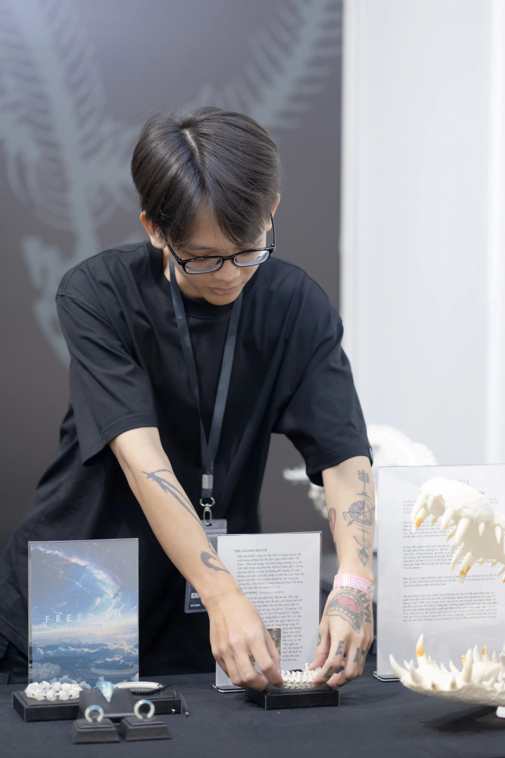 quy trình làm trang sức từ xương rắn bằng resin