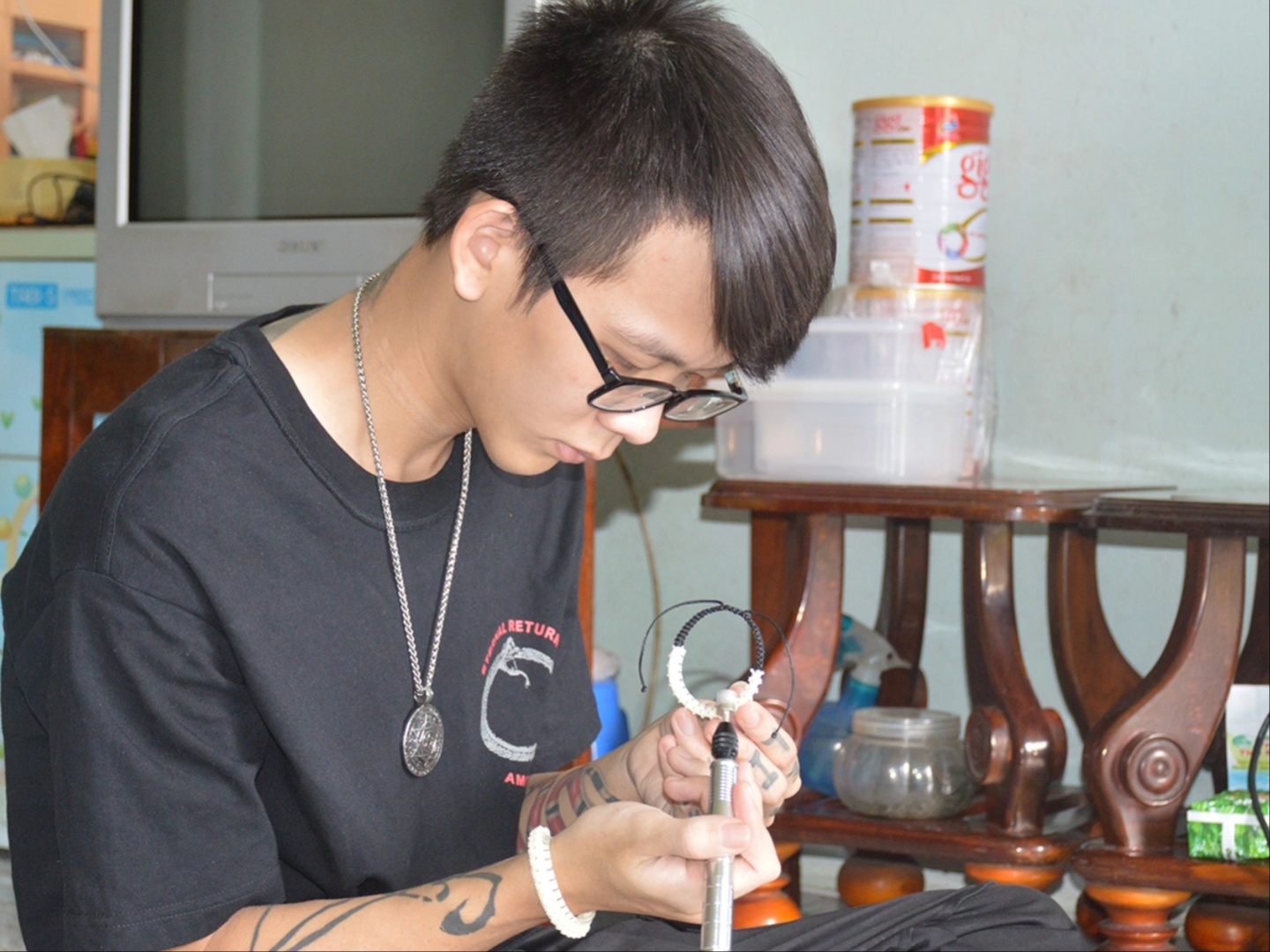 chàng trai Cà Mau chế tác trang sức từ xương rắn tại nhà