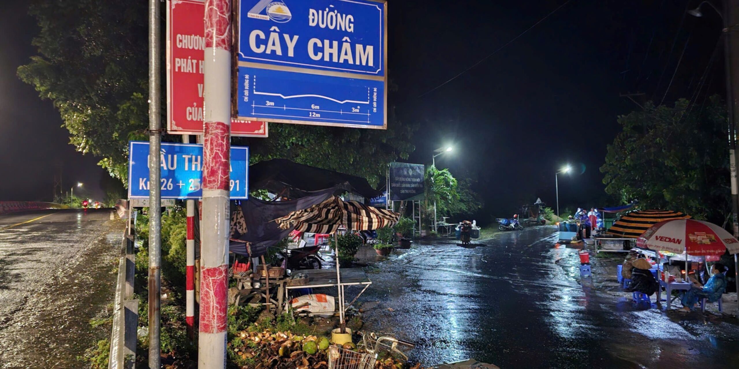 Chợ ma Tha La tan khi trời sáng