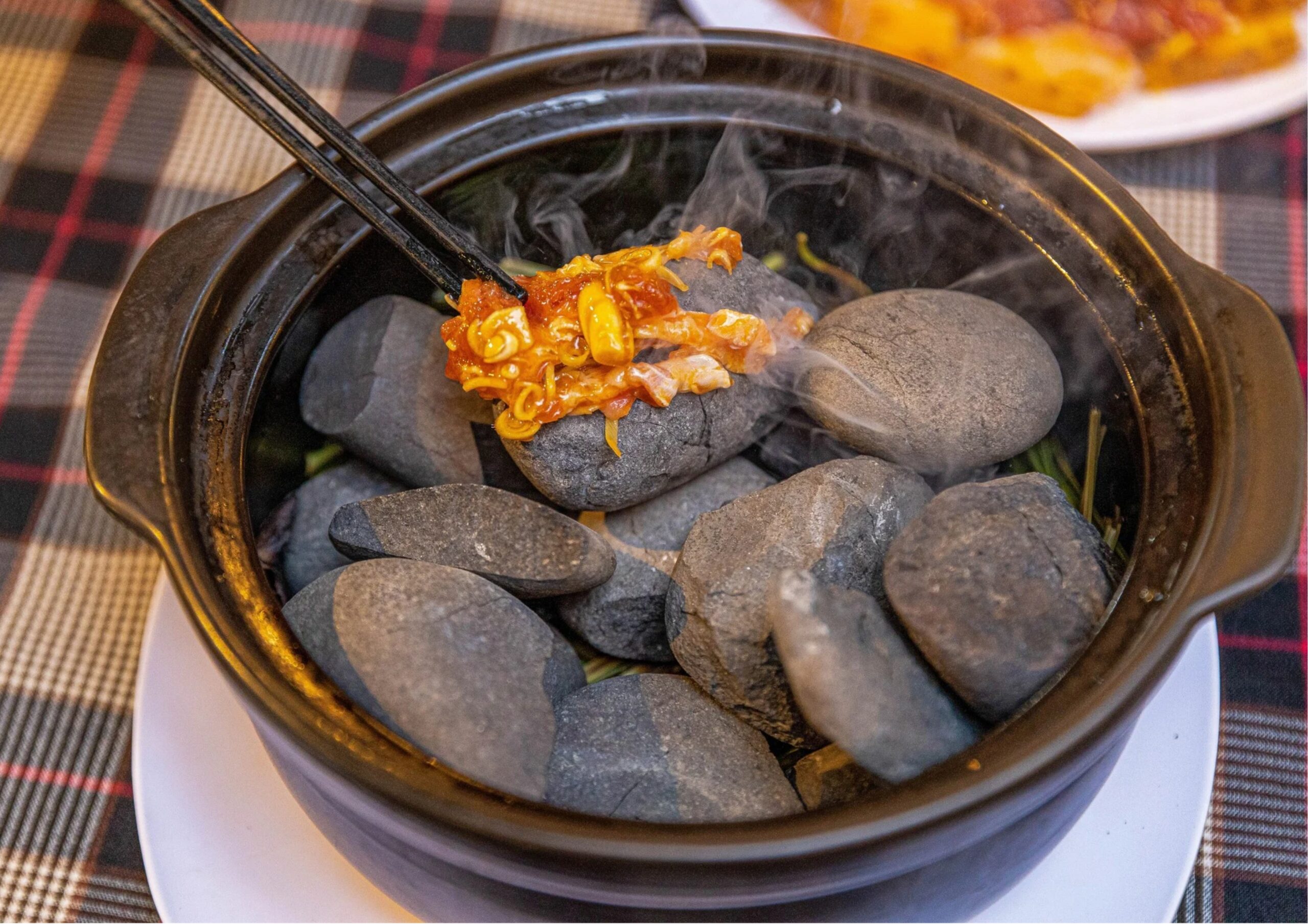 nướng thịt heo rừng bằng sỏi mầm