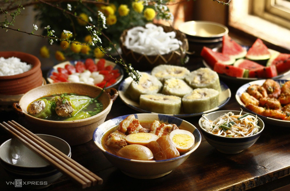 mâm cơm Tết miền Tây với canh khổ qua truyền thống