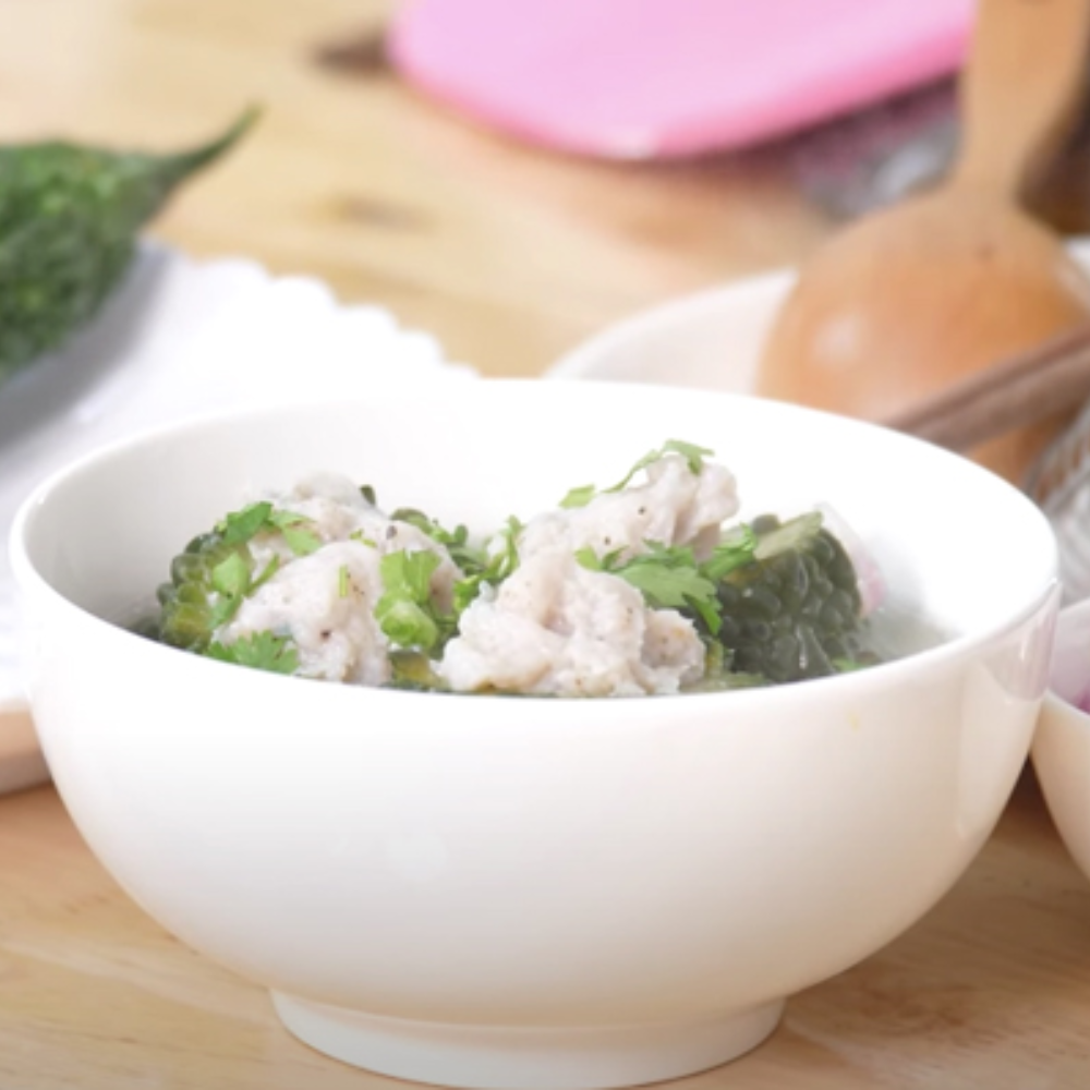 viên chả cá nổi trong nồi nước canh